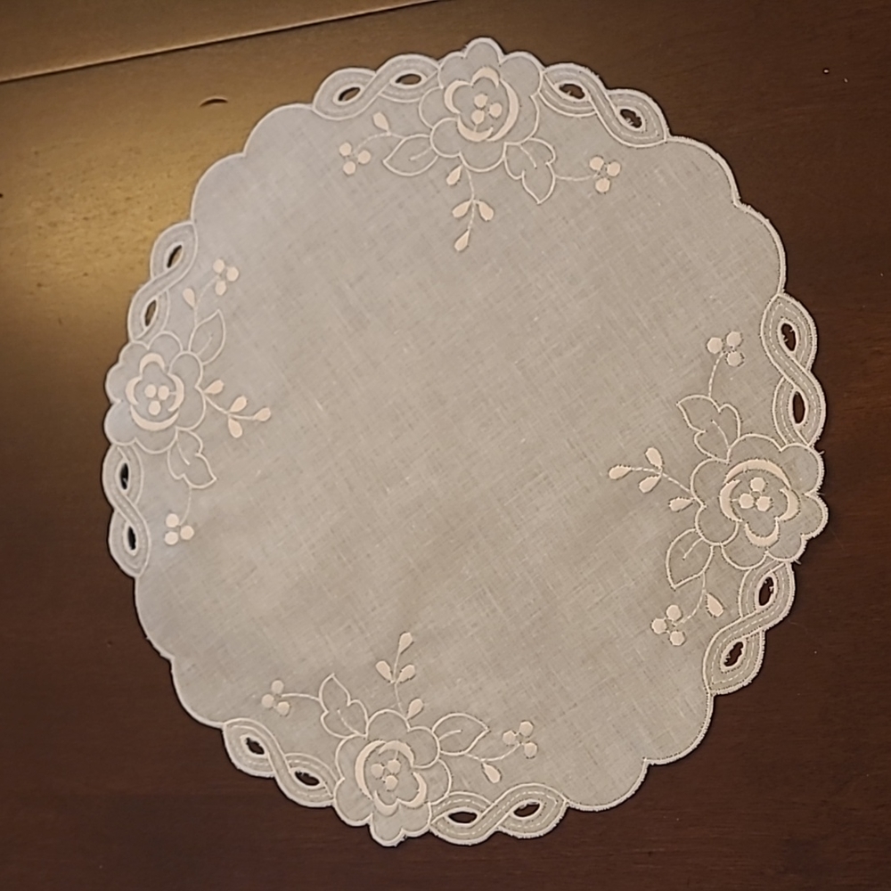 Table Runner, Placemat & Doilies Set - Picture 2 of 5